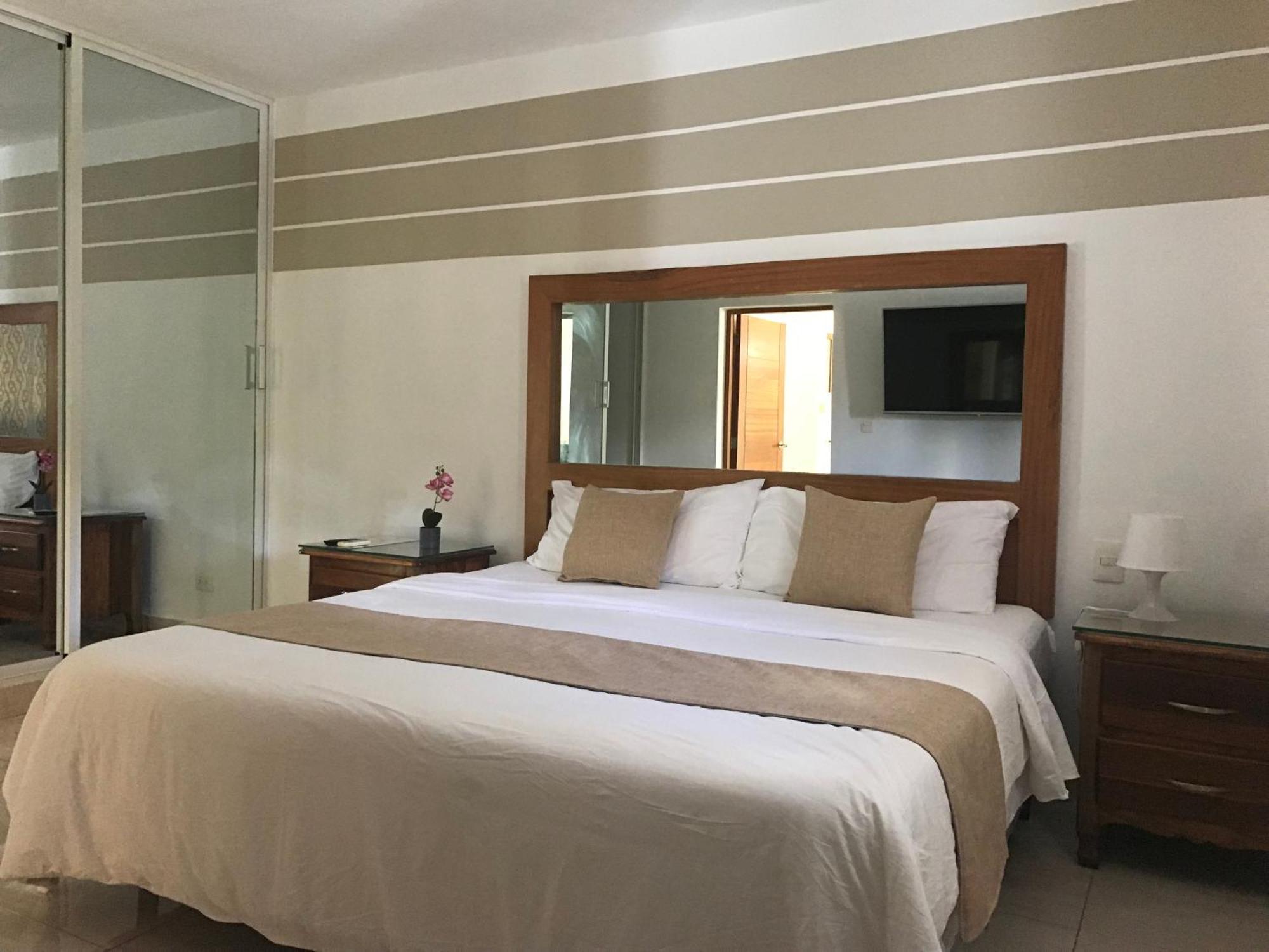 Centro De Santiago Hotel ซานติอาโก เด ลอสกาบาเญโรส ภายนอก รูปภาพ